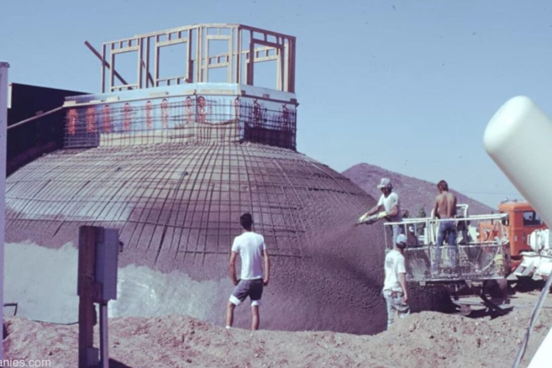 engenheiro no Deserto de Sonora enterra cúpula de aço para usar isolante de terra e manter temperatura estável, criando uma casa subterrânea que some na paisagem e atrai fauna na porta.