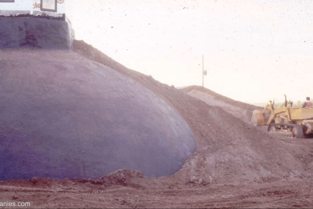 engenheiro no Deserto de Sonora enterra cúpula de aço para usar isolante de terra e manter temperatura estável, criando uma casa subterrânea que some na paisagem e atrai fauna na porta.