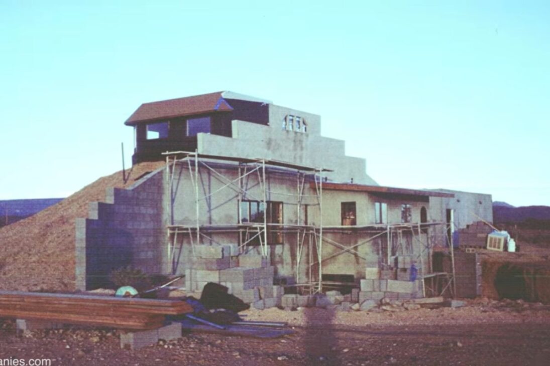 engenheiro no Deserto de Sonora enterra cúpula de aço para usar isolante de terra e manter temperatura estável, criando uma casa subterrânea que some na paisagem e atrai fauna na porta.