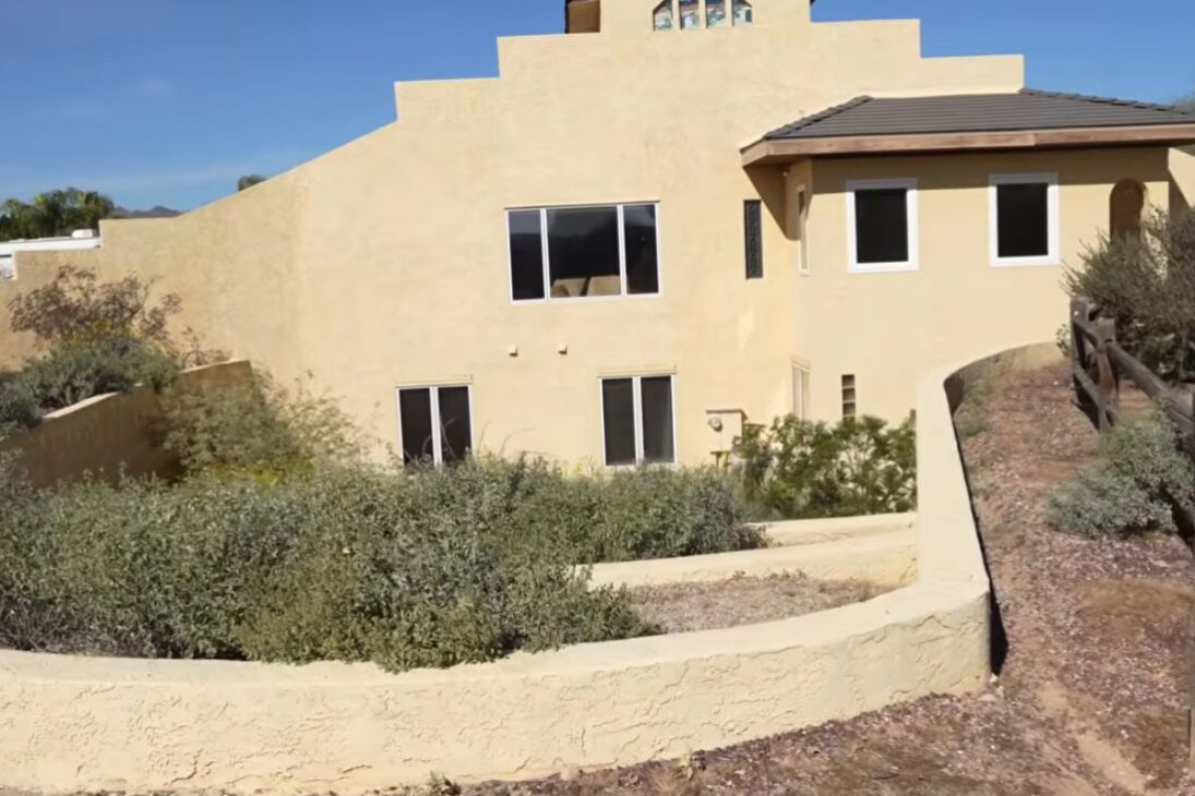 engenheiro no Deserto de Sonora enterra cúpula de aço para usar isolante de terra e manter temperatura estável, criando uma casa subterrânea que some na paisagem e atrai fauna na porta.