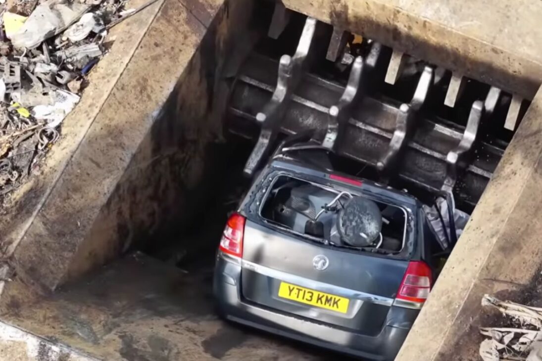 Máquinas monstruosas transformam sucata metálica em lucro quando trituradora industrial e prensa hidráulica esmagam carros e separam aço para um mercado bilionário.
