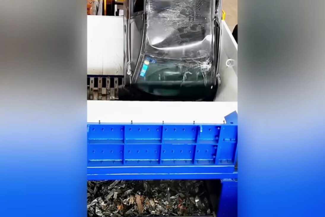 Máquinas monstruosas transformam sucata metálica em lucro quando trituradora industrial e prensa hidráulica esmagam carros e separam aço para um mercado bilionário.