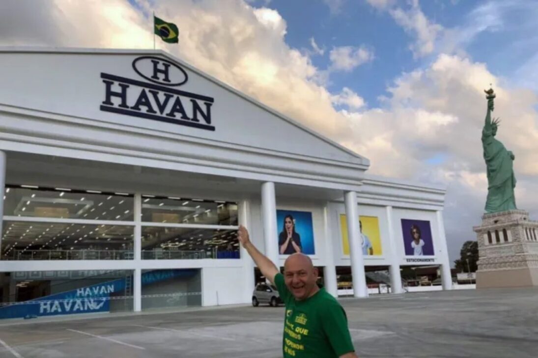 Havan registra lucro de R$ 3,45 bilhões mesmo com crise no varejo brasileiro. Entenda como a estratégia de lojas físicas, crédito próprio e logística eficiente transformou a empresa em uma das operações mais lucrativas do setor.