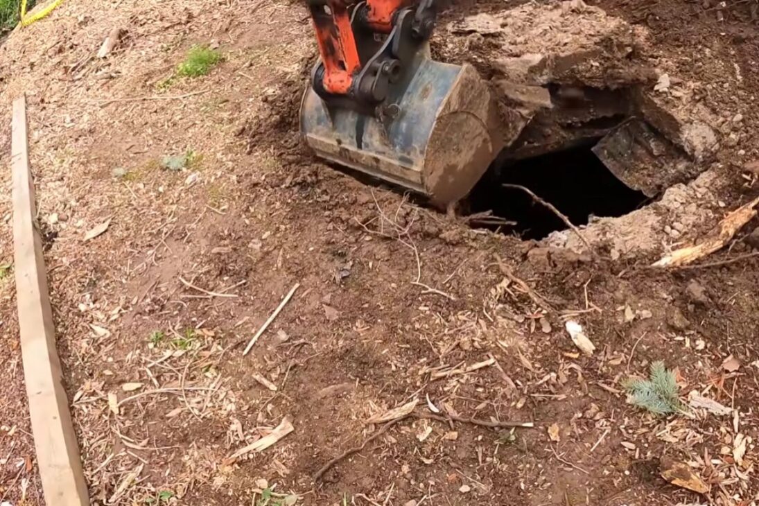 Um buraco estranho revela estrutura subterrânea de concreto, levanta suspeita de bunker escondido e termina identificado como fossa séptica.