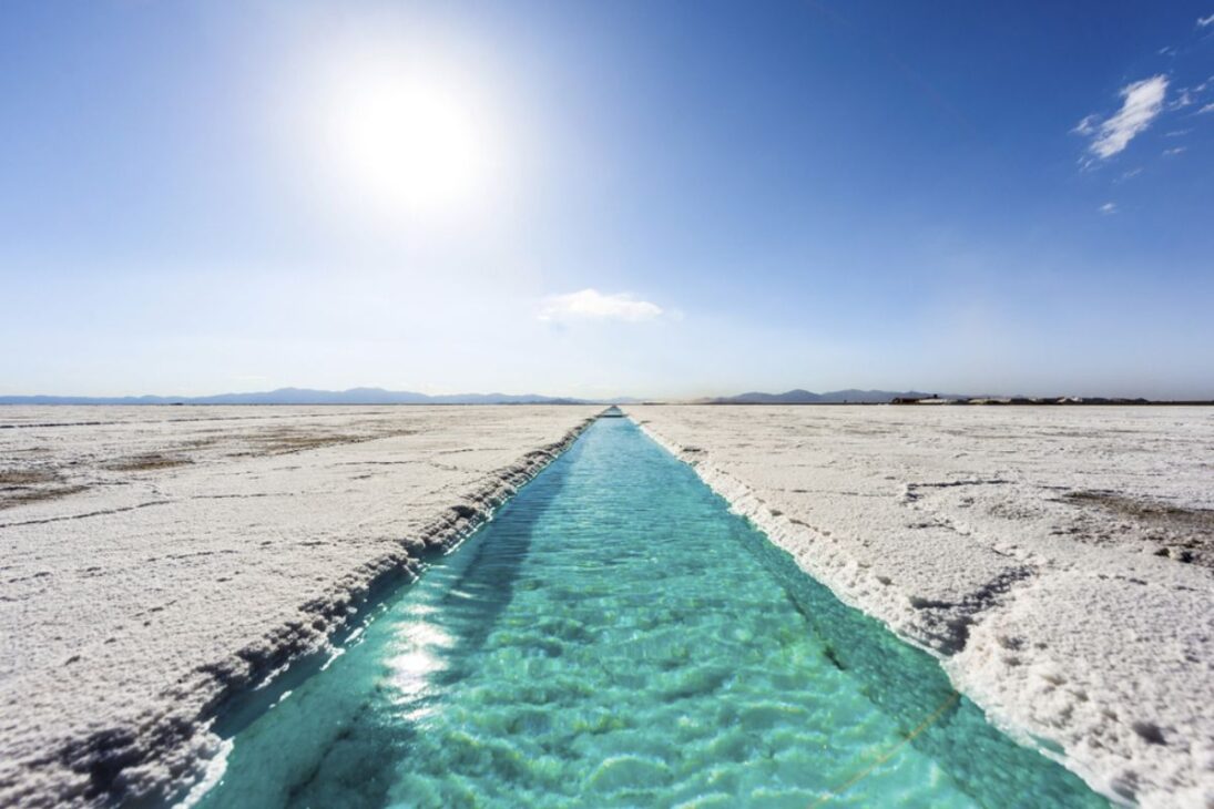 Salinas Grandes, gigantesco deserto branco da Argentina, impressiona a América do Sul com paisagens de alta altitude.