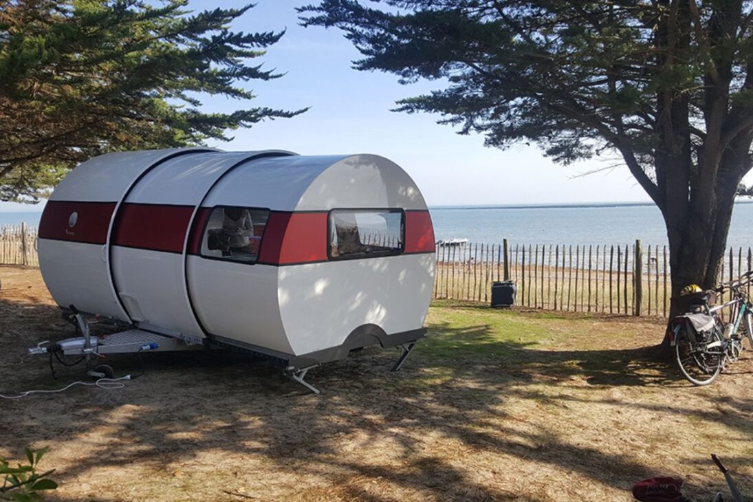 caravana telescópica Beauer 3X abre em 12 metros quadrados com banheiro com chuveiro; design prático, preço, peso e limites de uso.