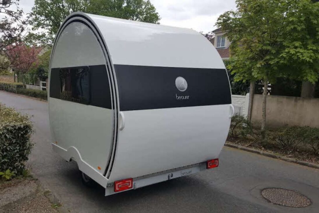 caravana telescópica Beauer 3X abre em 12 metros quadrados com banheiro com chuveiro; design prático, preço, peso e limites de uso.