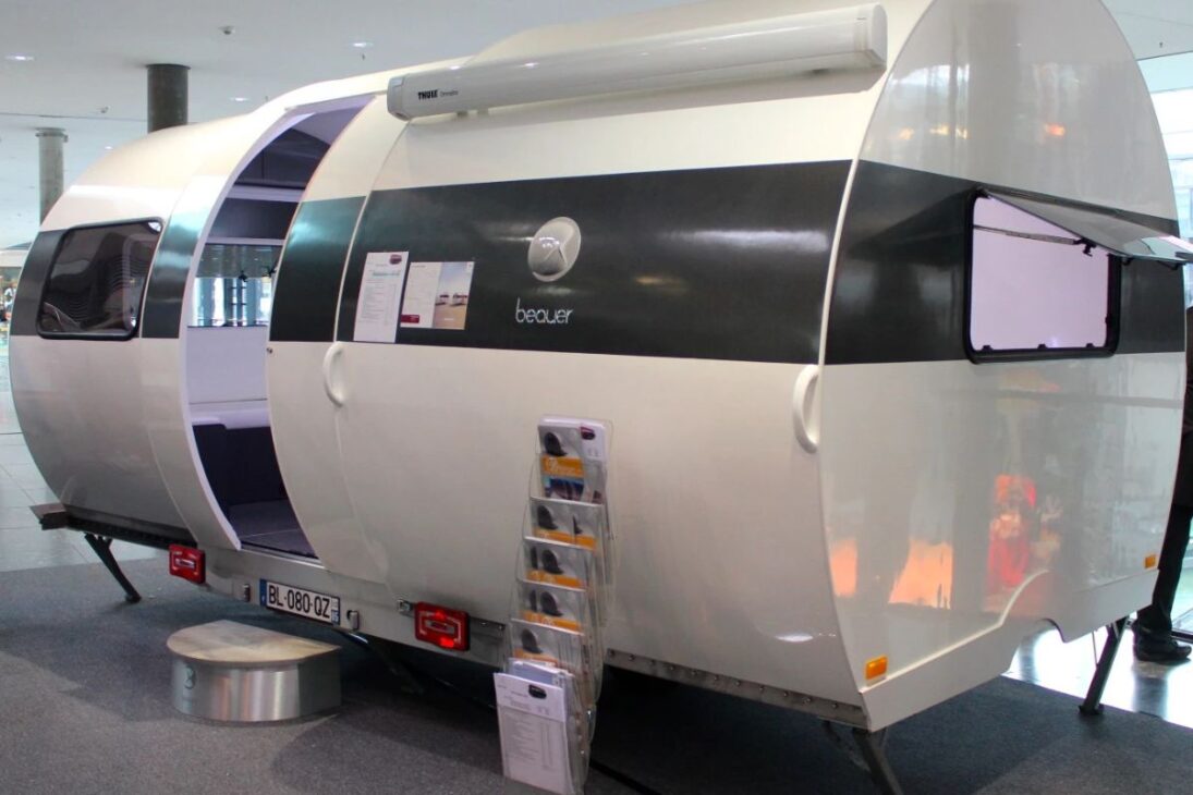 caravana telescópica Beauer 3X abre em 12 metros quadrados com banheiro com chuveiro; design prático, preço, peso e limites de uso.