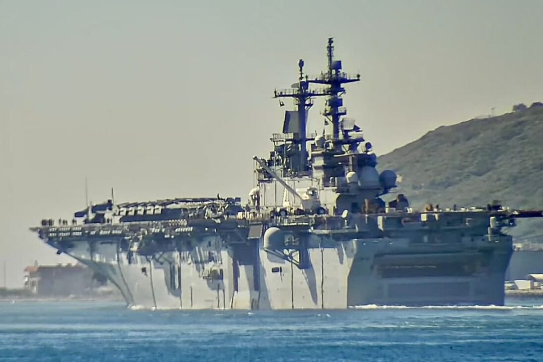 EUA enviam o navio de assalto anfíbio USS Boxer com fuzileiros navais ao Oriente Médio em meio à guerra contra o Irã, que entra na 4ª semana.