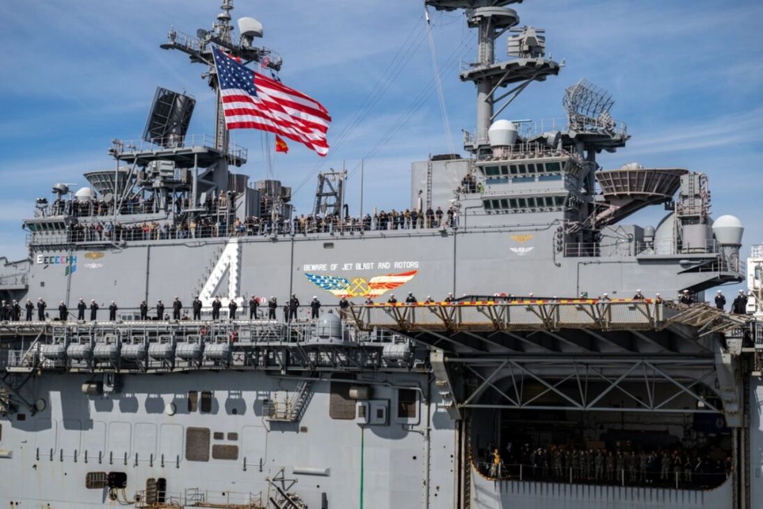 EUA enviam o navio de assalto anfíbio USS Boxer com fuzileiros navais ao Oriente Médio em meio à guerra contra o Irã, que entra na 4ª semana.
