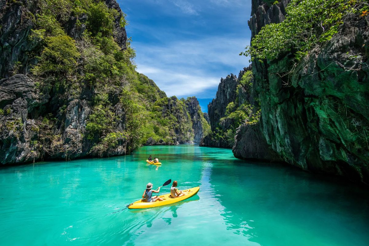 Filipinas, país barato no sudeste asiático, vira Maldivas econômica com água cristalina e passeios de barco; veja custos e logística.