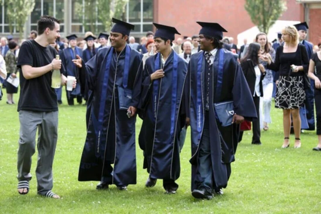 Estudantes indianos chegam à Alemanha e viram entregadores de aplicativo explorados por intermediários sem contrato. Investigação revela o ciclo de exploração.