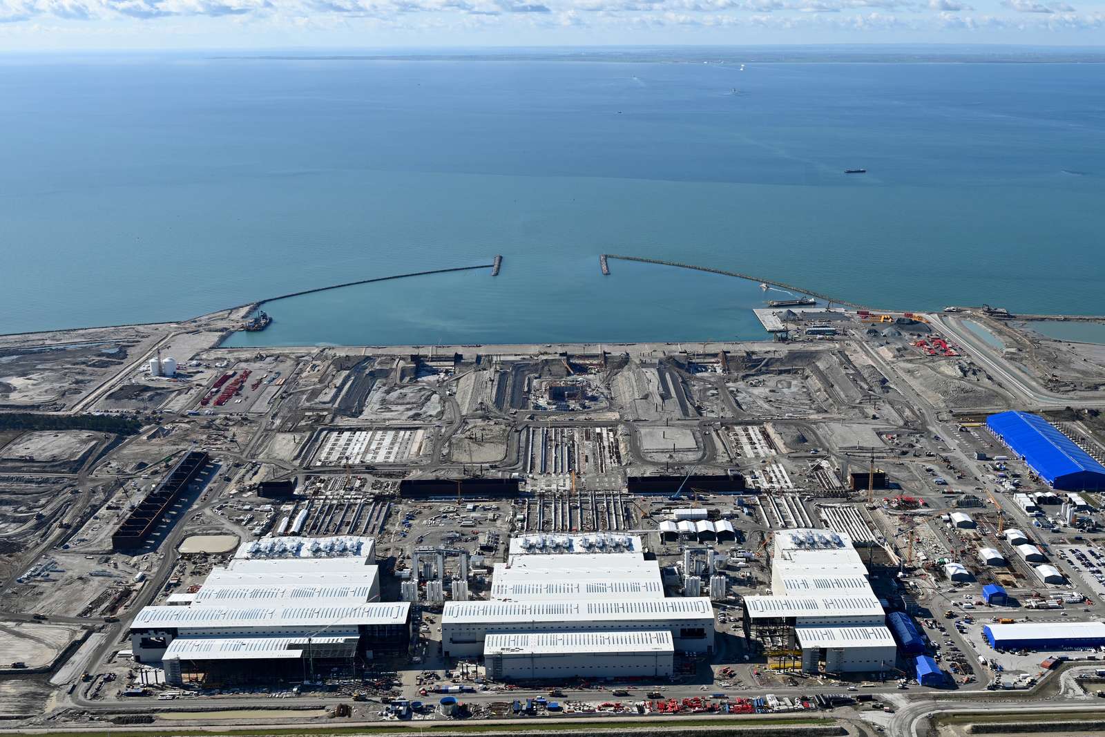 A maior fábrica de módulos de túnel do mundo foi construída do zero em uma praia na Dinamarca para produzir 89 blocos de concreto e será demolida após a obra: cada estrutura pesa até 10 vezes a Torre Eiffel e será instalada no fundo do Mar Báltico com precisão de 12 milímetros em um túnel que vai reduzir pela metade o tempo de viagem entre Hamburgo e Copenhague