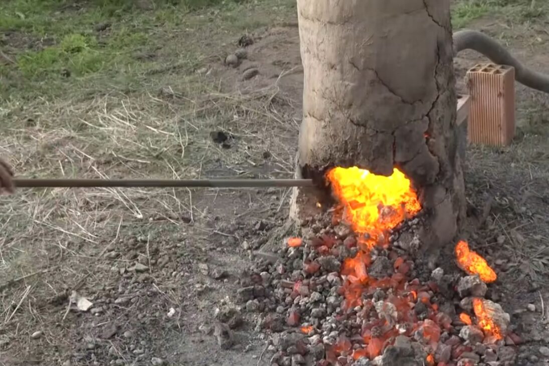 Forno primitivo da Idade do Ferro usa argila, limonita, carvão vegetal e ferro em experimento que recria técnica metalúrgica antiga.