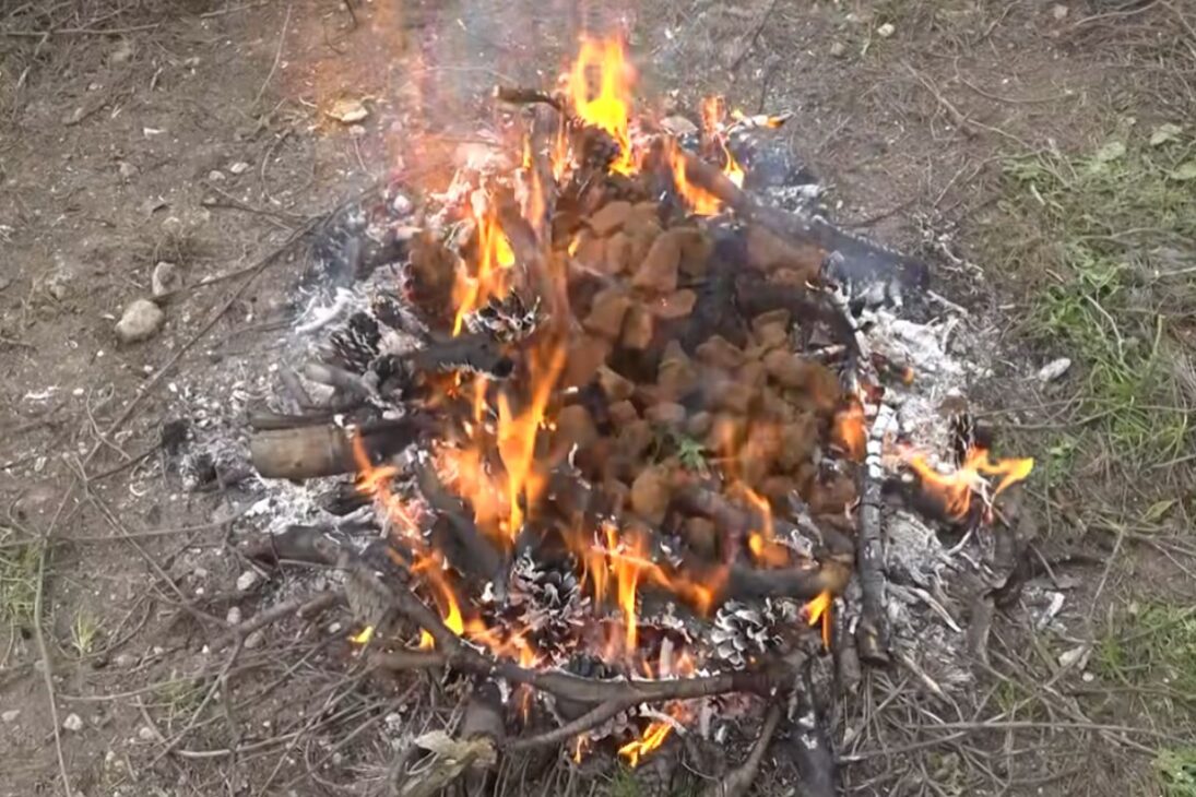 Forno primitivo da Idade do Ferro usa argila, limonita, carvão vegetal e ferro em experimento que recria técnica metalúrgica antiga.