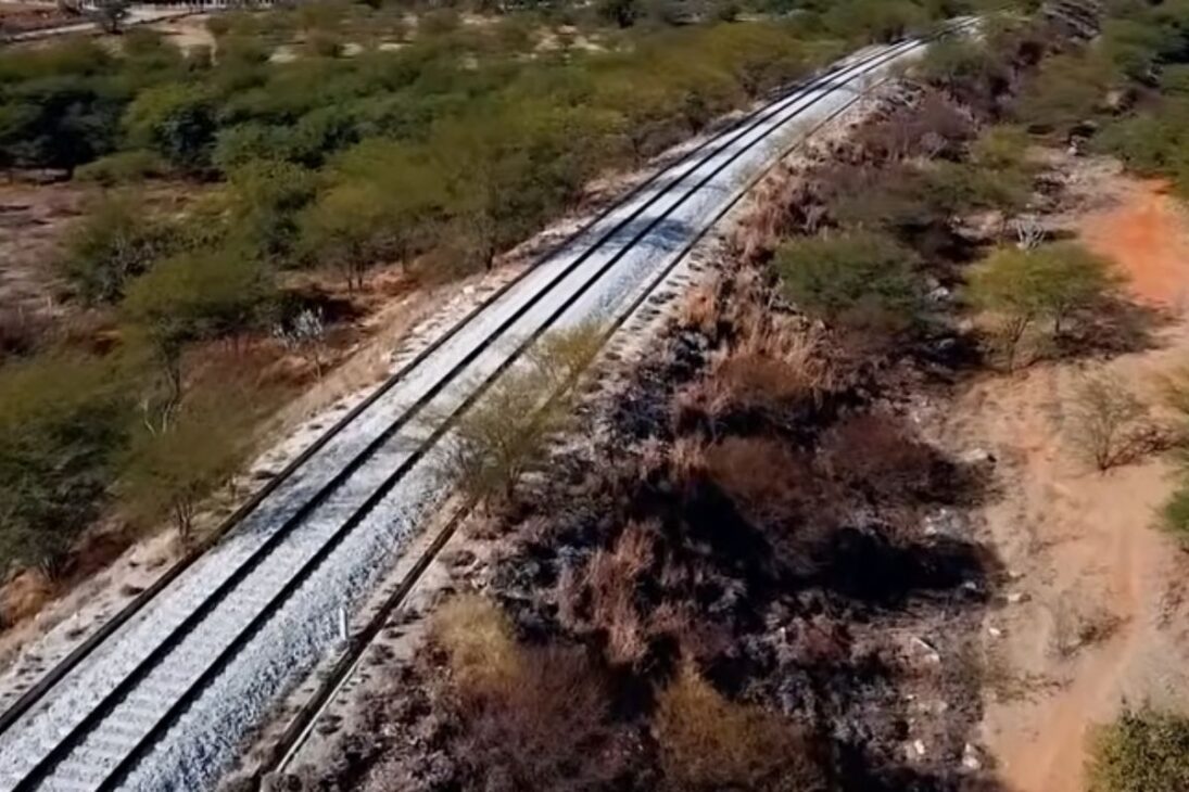 Ferrovia transversal une Fico e Fiol, depende de porto e pode destravar o escoamento de grãos e minério até o Atlântico.