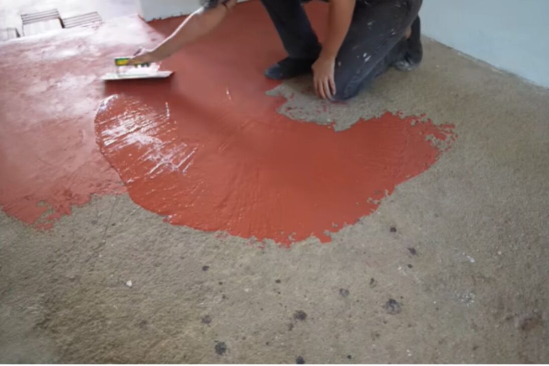 Lajotas de barro renovam o piso com instalação cuidadosa, argamassa e acabamento que transformam a casa da mãe.