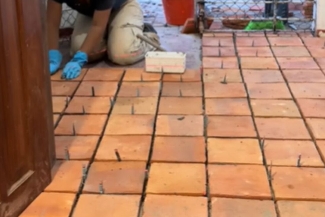 Lajotas de barro renovam o piso com instalação cuidadosa, argamassa e acabamento que transformam a casa da mãe.