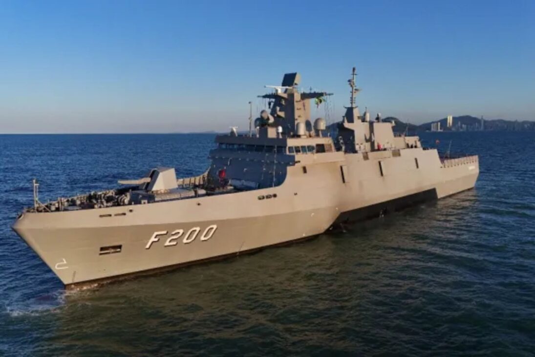 Fragata Tamandaré sai de Itajaí ao Rio de Janeiro, chega à Marinha e abre nova etapa do programa.