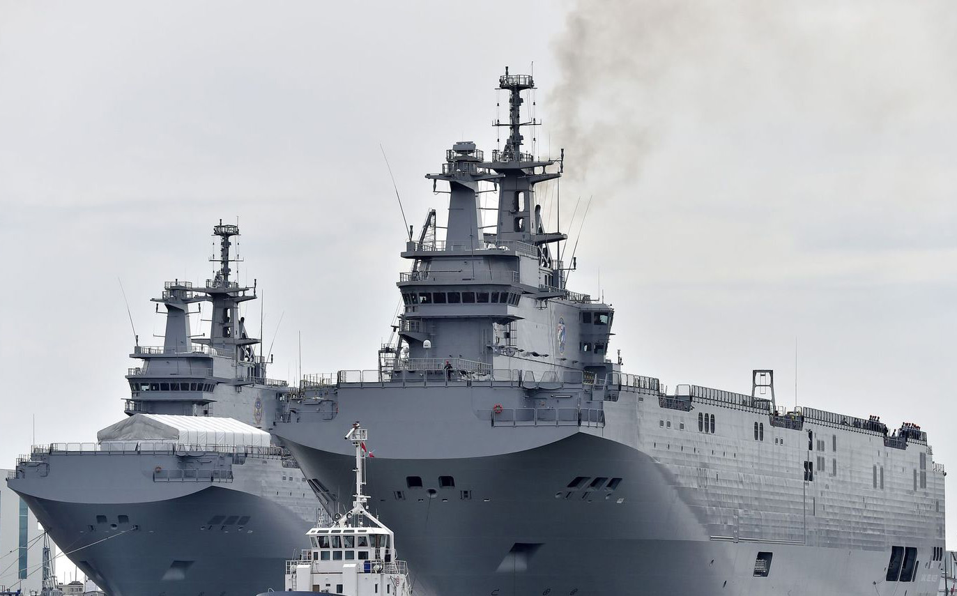 Com 21.300 toneladas e 199 metros, os porta-helicópteros da classe Mistral foram construídos pela França para a Rússia por €1,2 bilhão, mas após a anexação da Crimeia em 2014 a OTAN pressionou Paris a cancelar o negócio, reembolsar Moscou e vender os navios ao Egito, criando os maiores navios de assalto anfíbio já operados por um país africano