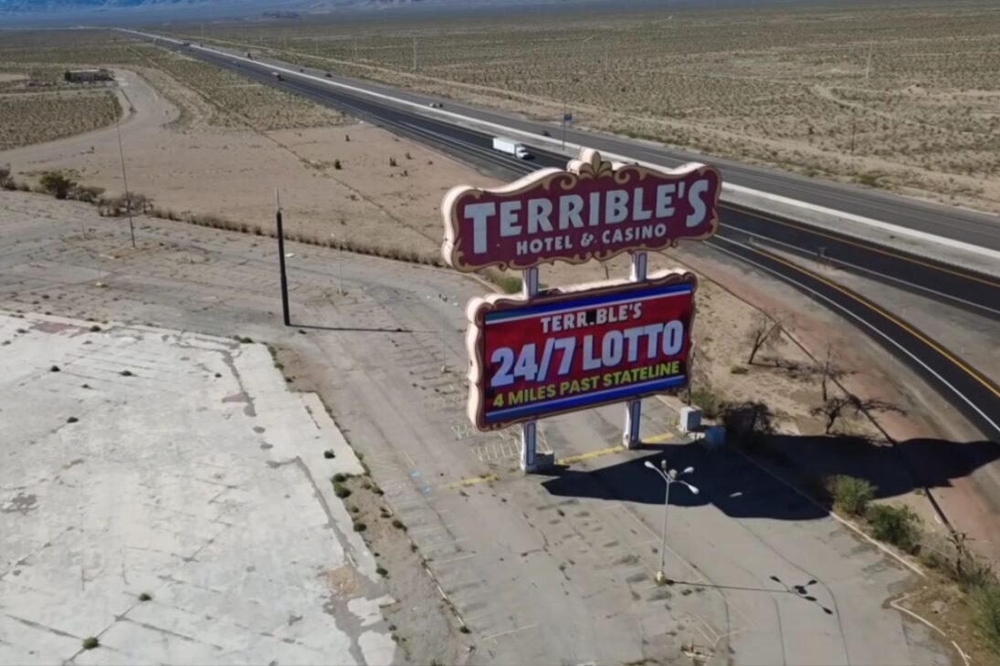 Um cassino gigante abandonado no deserto de Nevada deveria ter sido demolido há anos, mas continua de pé à beira da rodovia