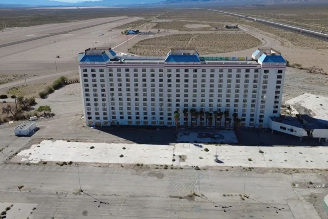 Um cassino gigante abandonado no deserto de Nevada deveria ter sido demolido há anos, mas continua de pé à beira da rodovia