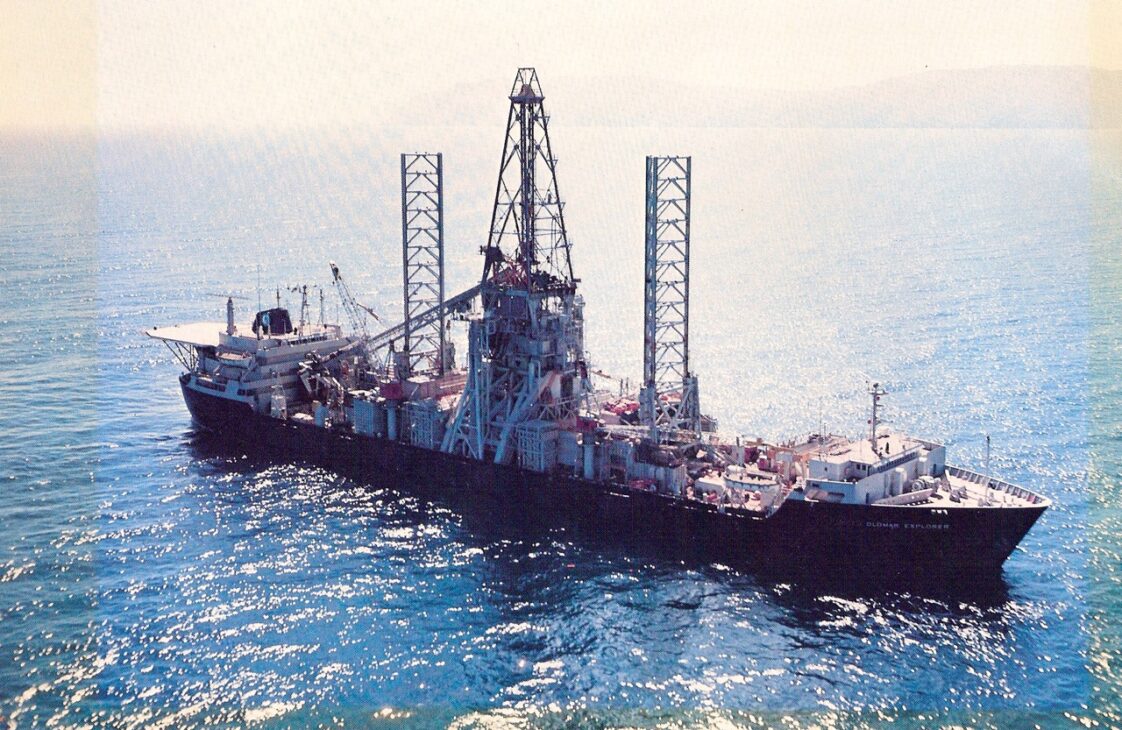 A CIA construiu em segredo o Glomar Explorer, o maior navio de mineração do mundo, usou o bilionário Howard Hughes como fachada e tentou levantar do fundo do Pacífico, a quase 5.000 metros de profundidade, um submarino nuclear soviético de 1.700 toneladas em uma das operações mais audaciosas da Guerra Fria