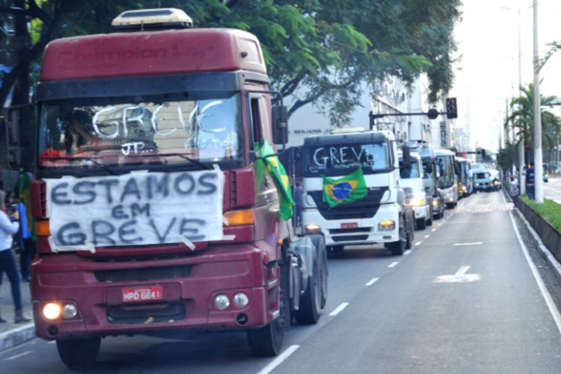 Greve dos caminhoneiros avança com diesel em alta, risco de desabastecimento, pressão no agronegócio e chance de paralisação.