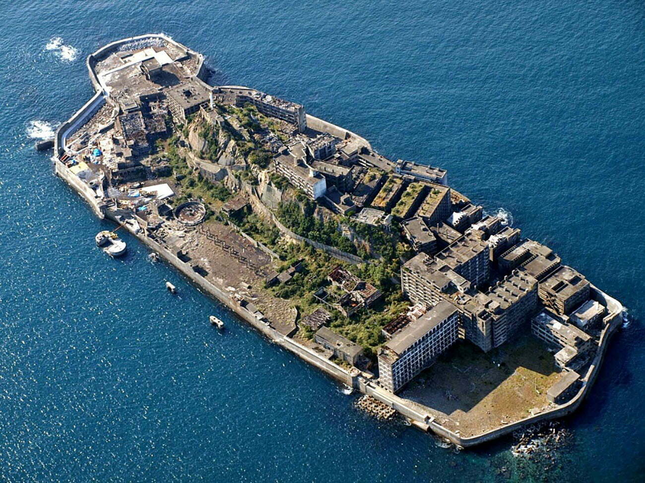 Uma mina de carvão escavada sob o fundo do mar sustentou por décadas uma cidade inteira no meio do oceano, quando o carvão acabou, 5.000 moradores partiram e deixaram para trás Hashima, a “ilha navio” do Japão, hoje um dos lugares abandonados mais impressionantes do planeta