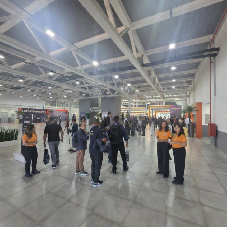 Hall principal do evento Macaé Energy 2026 - Credenciamento e exposição
