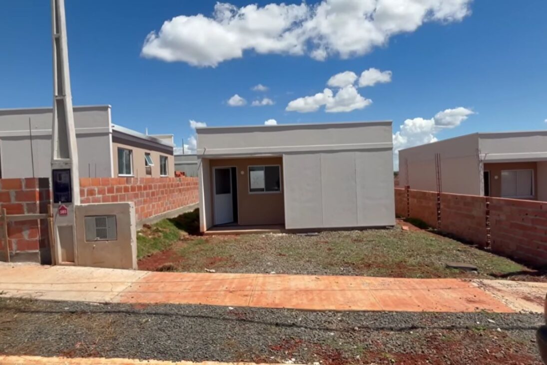 casa da Shopee em wood frame desafia a alvenaria com terreno grande e promessa contra aluguel; veja o que pesa na decisão.
