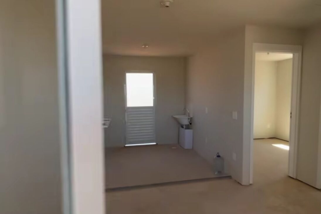 casa da Shopee em wood frame desafia a alvenaria com terreno grande e promessa contra aluguel; veja o que pesa na decisão.