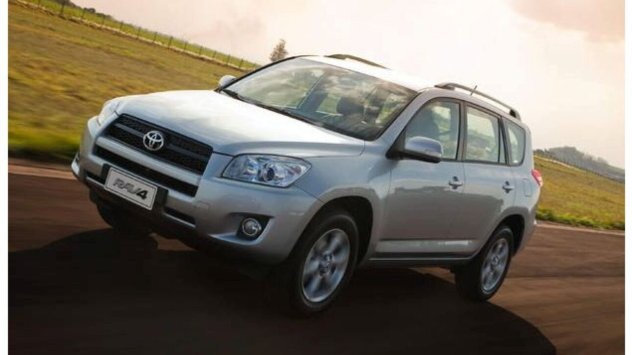 Toyota RAV4 2011 aparece no mercado de usados por menos de R$ 80 mil com motor 2.4 de 170 cv, tração 4x4 e espaço para a família.
