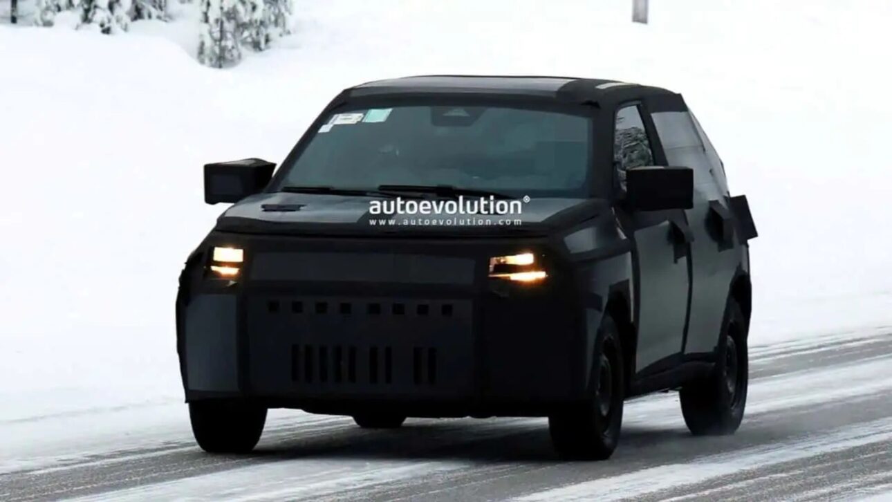 Novo Fiat Argo 2027 é flagrado no Ártico com base do Grande Panda e plataforma Smart Car. Geração atual pode virar linha Urban 1.0 e 1.3 CVT no Brasil.