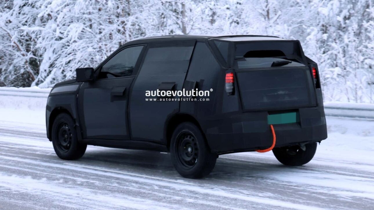 Novo Fiat Argo 2027 é flagrado no Ártico com base do Grande Panda e plataforma Smart Car. Geração atual pode virar linha Urban 1.0 e 1.3 CVT no Brasil.