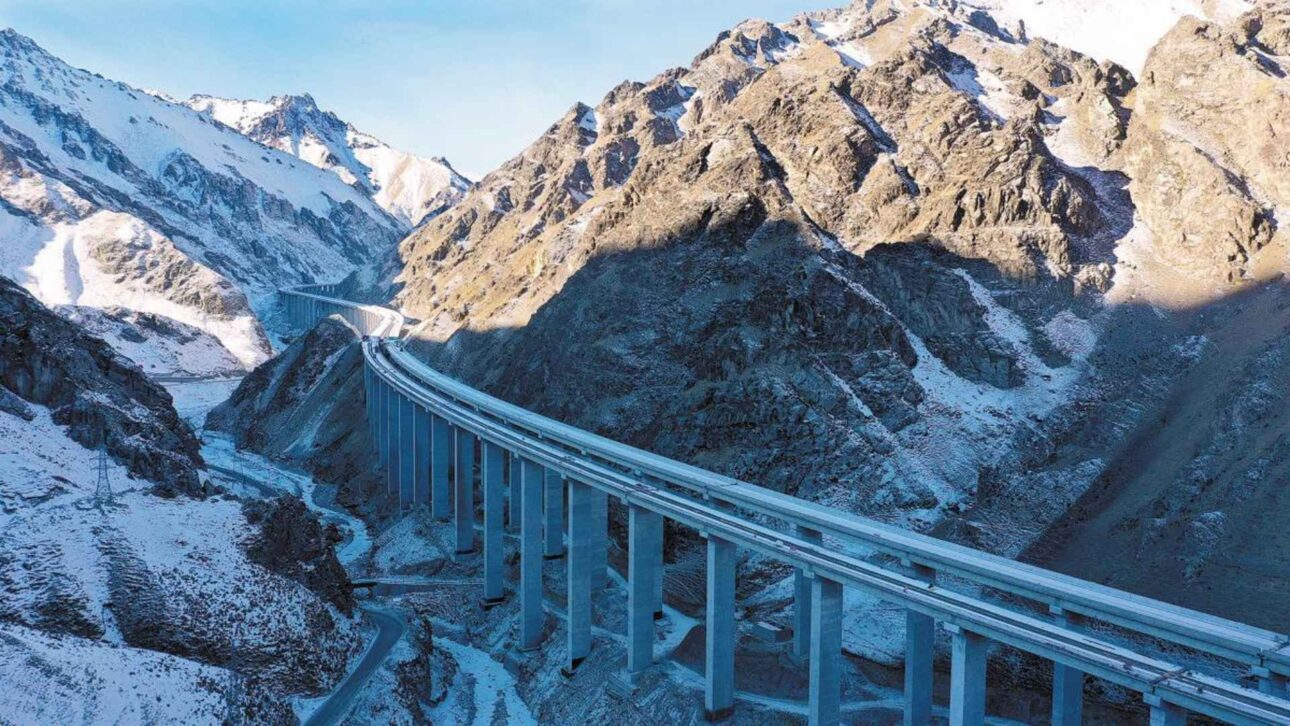 Maior túnel rodoviário do mundo na China corta a cordilheira Tianshan, reduz viagens para 20 minutos e revoluciona a logística em Xinjiang.