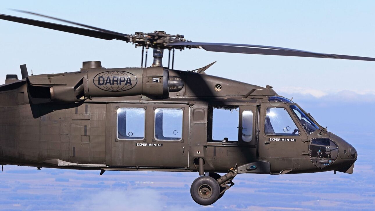 Exército dos EUA testa Black Hawk autônomo com sistema MATRIX, capaz de voar sem piloto e ser controlado por tablet em missões de risco.
