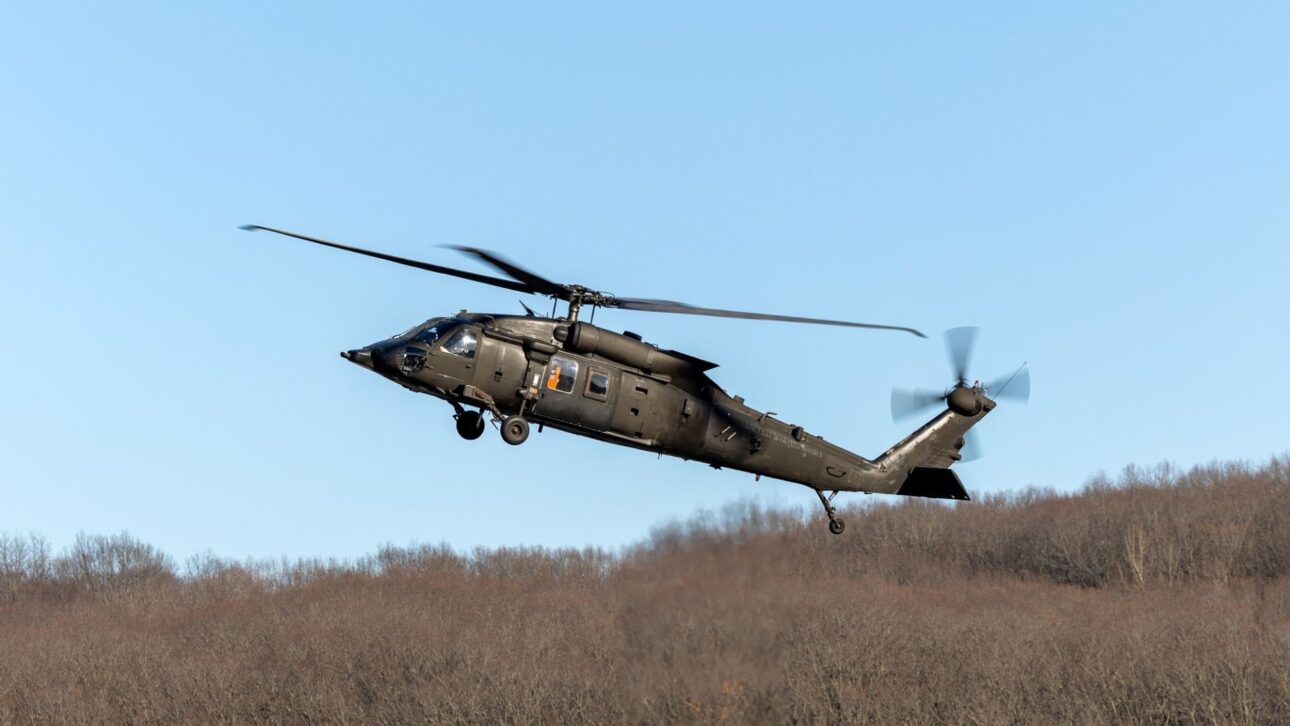 Exército dos EUA testa Black Hawk autônomo com sistema MATRIX, capaz de voar sem piloto e ser controlado por tablet em missões de risco.