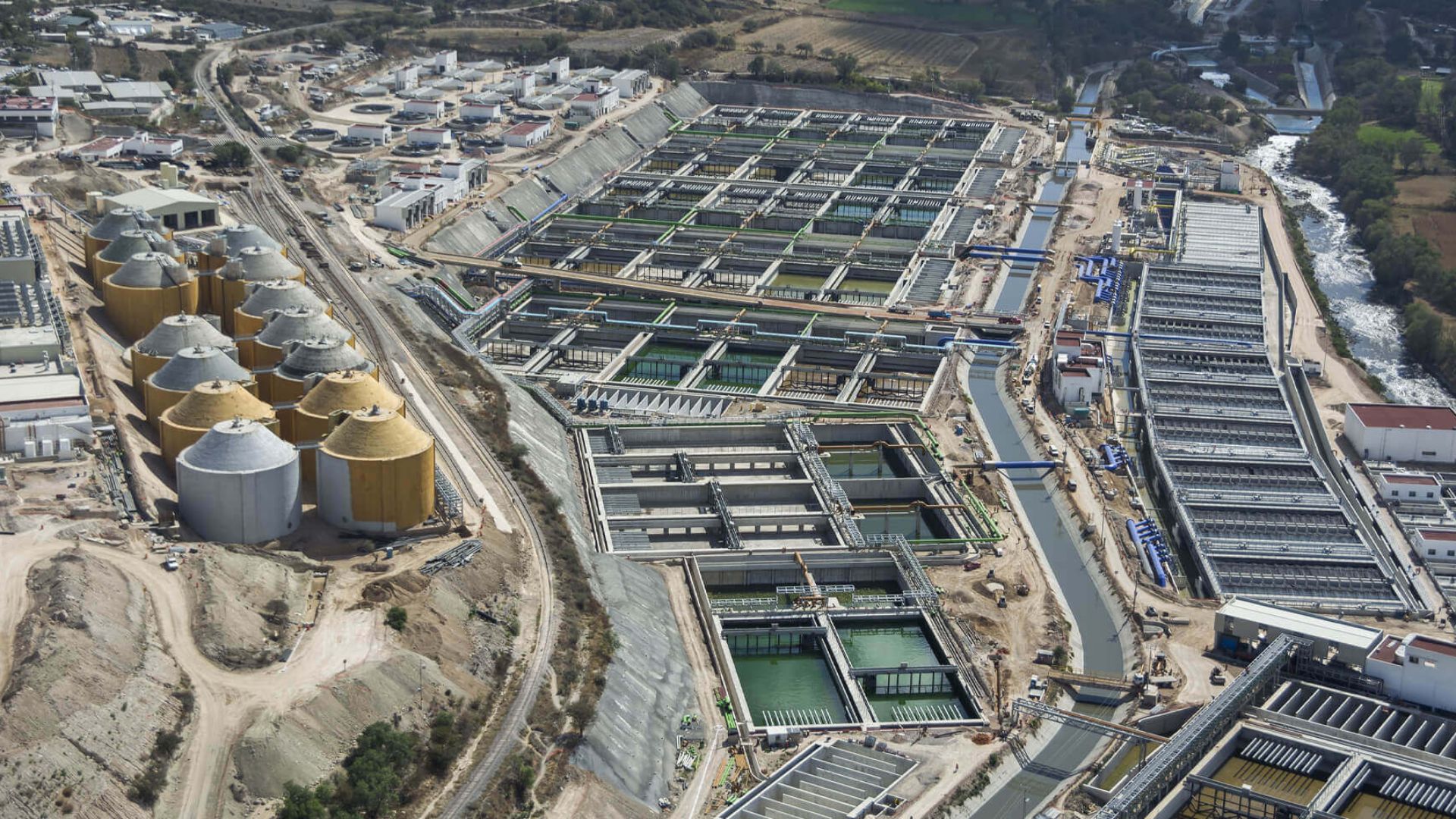 Megaplanta no México trata até 50 m³/s de esgoto, gera biogás e fornece água para irrigação em larga escala no Vale do Mezquital.