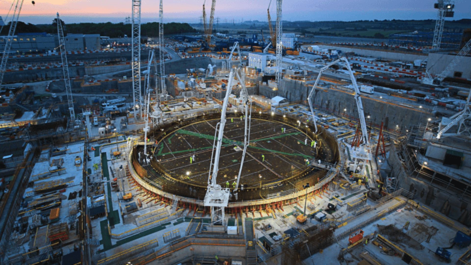 Usina nuclear Hinkley Point C já ultrapassa US$ 57 bilhões e passa por 7 mil mudanças no projeto para gerar 7% da eletricidade do Reino Unido.