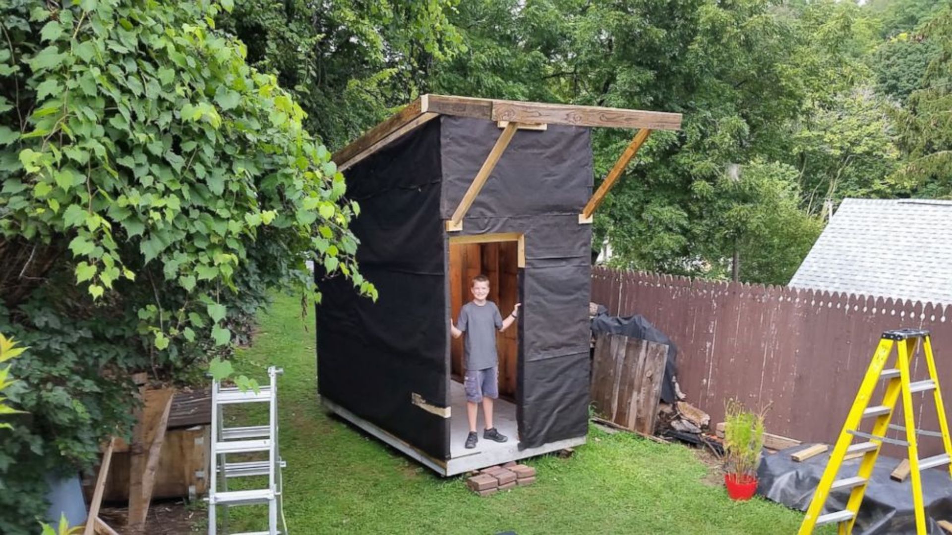 Garoto de 13 anos constrói tiny house de US$ 1.500 no quintal usando madeira reaproveitada e soluções criativas para aproveitar poucos metros.