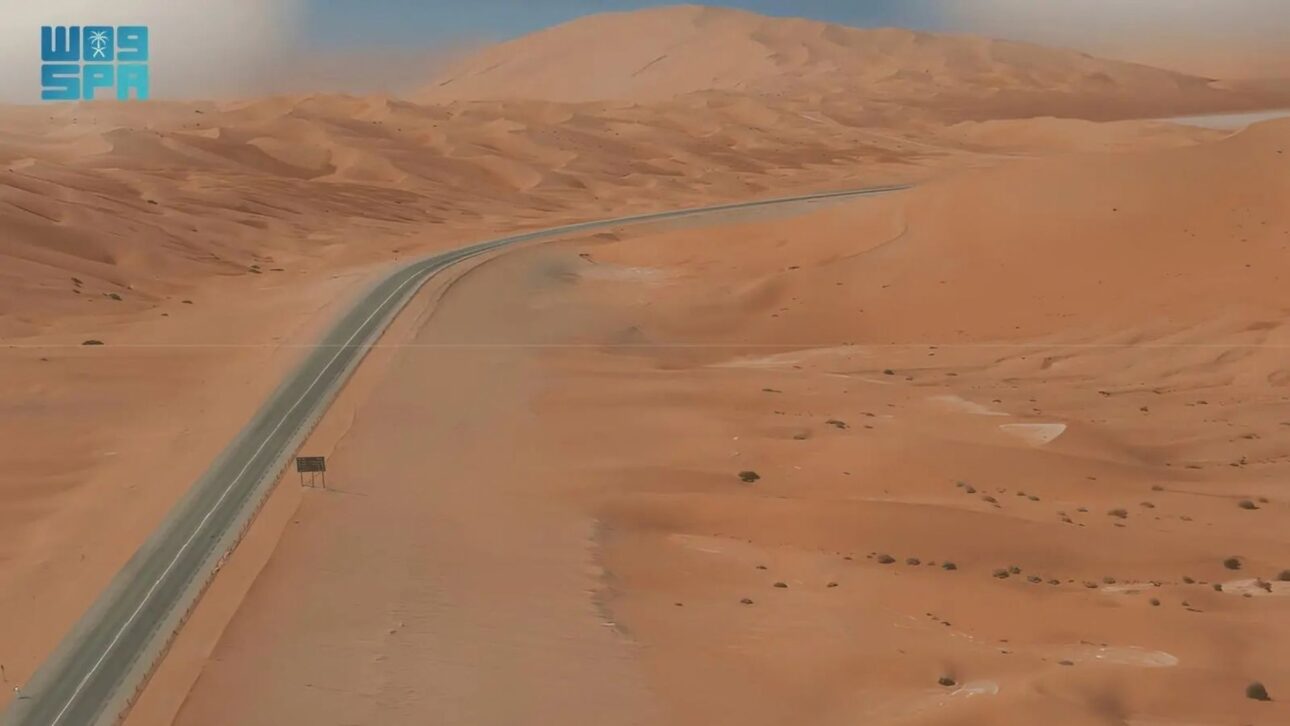 Rodovia de 564 km corta o maior deserto de areia do planeta após remover 150 milhões de m³ de areia e cria ligação direta entre Arábia Saudita e Omã.
