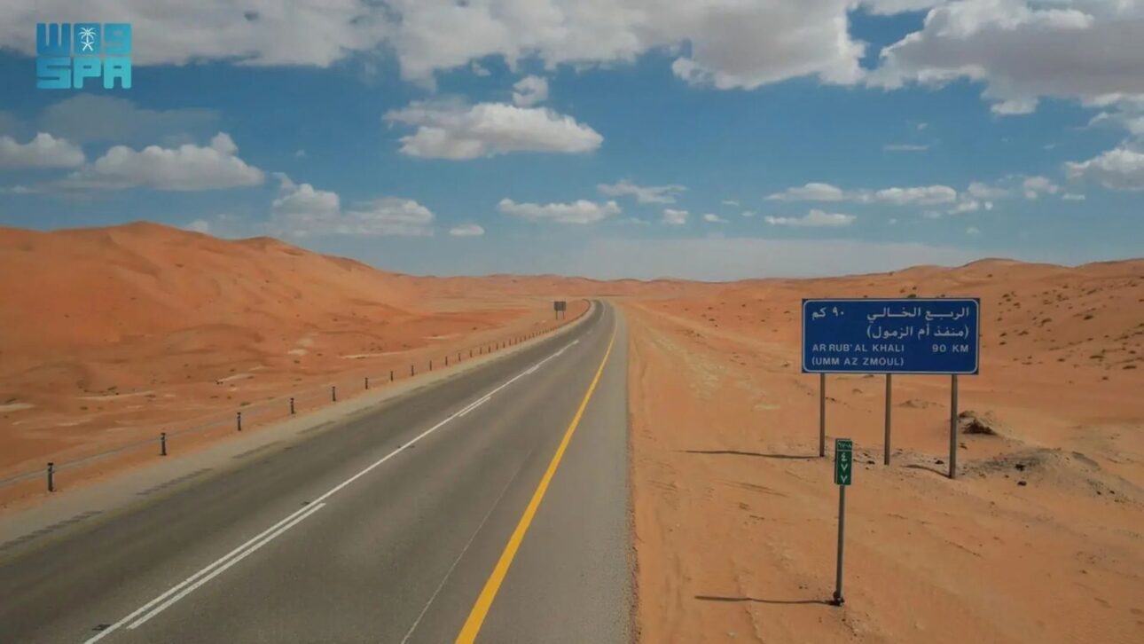 Rodovia de 564 km corta o maior deserto de areia do planeta após remover 150 milhões de m³ de areia e cria ligação direta entre Arábia Saudita e Omã.