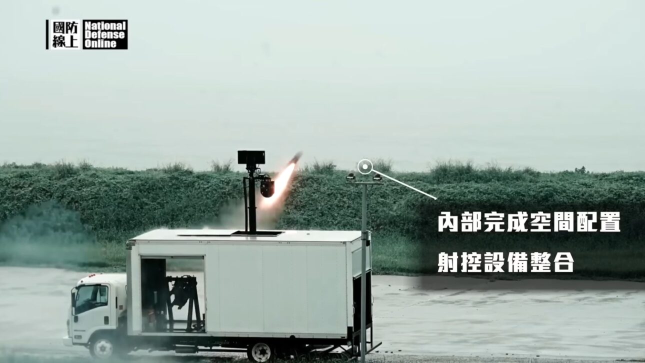 Taiwan revela caminhão civil capaz de lançar mísseis Hellfire ocultos, ampliando mobilidade e estratégia de guerra assimétrica no Estreito de Taiwan.