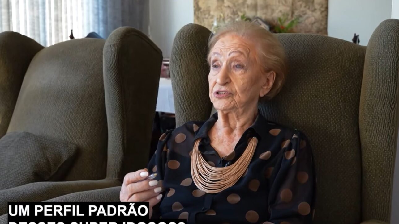 Aos 103 anos, dona Hélina vive sozinha, lê diariamente e já visitou 26 países. A história revela o avanço dos idosos que moram sozinhos no Brasil. (Imagem: TV Aparecida)