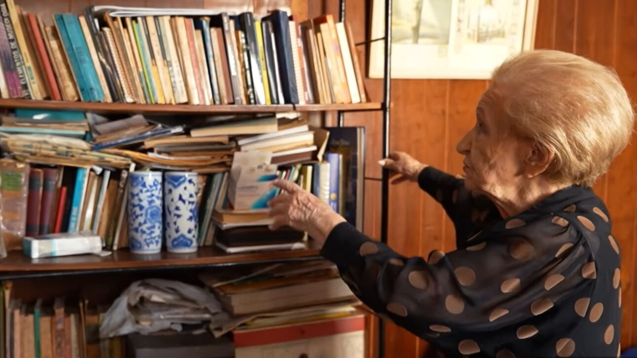 Aos 103 anos, dona Hélina vive sozinha, lê diariamente e já visitou 26 países. A história revela o avanço dos idosos que moram sozinhos no Brasil. (Imagem: TV Aparecida)