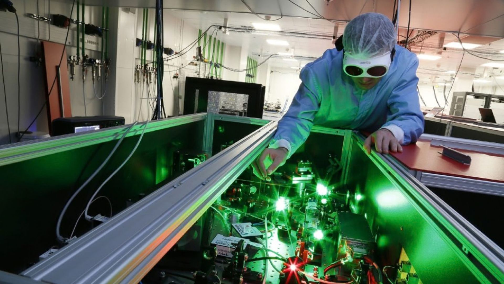 Romênia avança no ELI-NP com laser de 10 petawatts, recorde de 274 disparos em 24h e novo sistema de feixe gama ajustável para pesquisa científica.