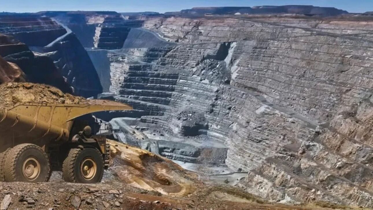 Mineração de ouro nos EUA move até 500 mil toneladas de rocha por dia para extrair poucos gramas do metal. Entenda como o minério vira barras de ouro.