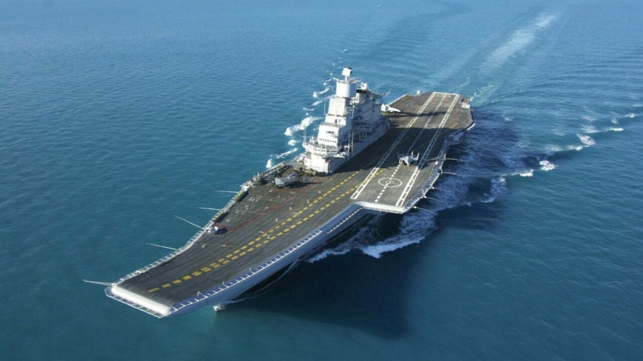INS Vikramaditya: conheça o porta-aviões da Índia que nasceu soviético, virou base aérea flutuante e opera caças MiG-29K no Oceano Índico.