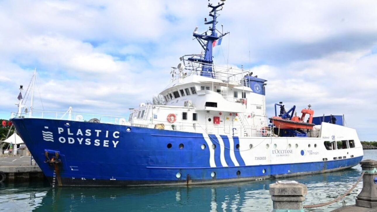 Navio-laboratório remove 9,3 toneladas de plástico da ilha Henderson e inspira ação global da UNESCO para limpar santuários marinhos.